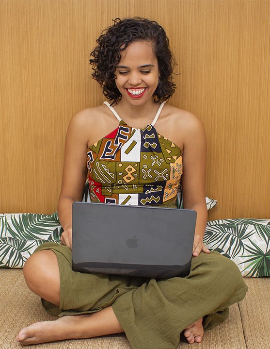 Thaís Emos sorrindo ao ar livre